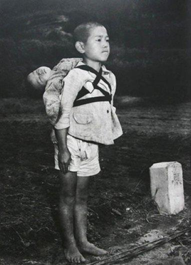 1945 yılında Japonya’nın Nagazaki kentine atılan atom bombasının ardından çekilmiş bu fotoğrafta bir Japon çocuk sırtında ölü kardeşini taşırken görülüyor. Papa Francesco, bu fotoğrafı “Savaşın Meyvesi” ibaresiyle Vatikan’ın nükleer silahlanmaya karşı olan tutumunu hatırlatmak için çoğaltınca bu acı kare gündeme geldi. Fotoğraf: Peru.com