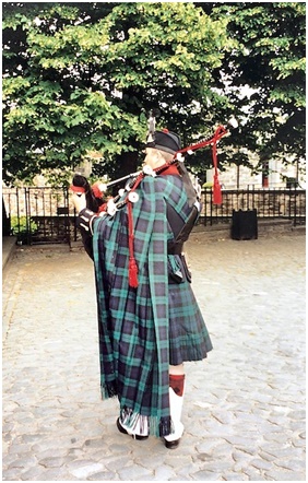 İskoç ulusal kimliğinin çok temel bir sembolü olan kilt, İskoç ulusunun, çokuluslu Büyük Britanya hakimiyetine karşı verdiği direniş bağlamında icat ve ıslah edilmiştir. Yaygınlaşması 18. yüzyılın başlarına rastlar. Fotoğraf: Füsun Kavrakoğlu, Edinburgh, 2001.